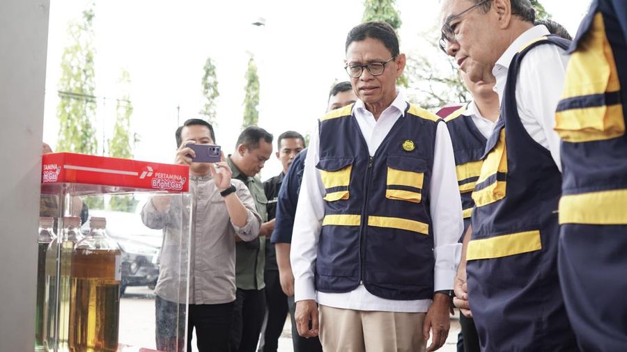 Wamen ESDM Yuliot Tanjung meninjau kesiapan energi di Pontianak. (Dok. Pertamina)