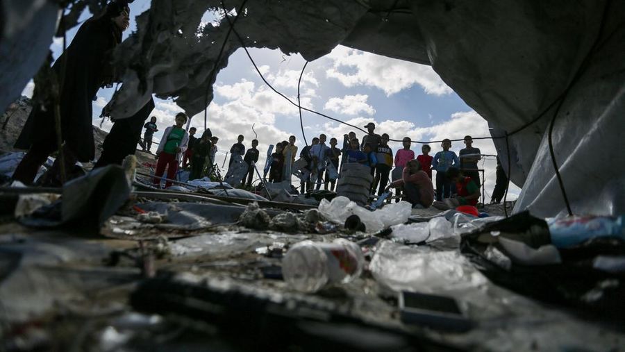 Warga Palestina memeriksa lokasi serangan Israel terhadap tenda yang menampung orang-orang terlantar, di Khan Younis, Jalur Gaza selatan, Rabu (19/3/2025). (REUTERS/Hatem Khaled)