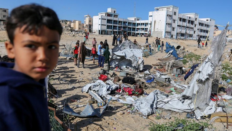 Sebuah tank milik militer israel bermanuver di Jalur Gaza, Rabu (19/3/2025). (REUTERS/Amir Cohen)