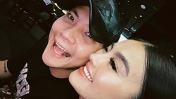 7 Potret Mesra Agnez Mo & Adam Rosyadi Rayakan Anniversary 4 Tahun Pacaran