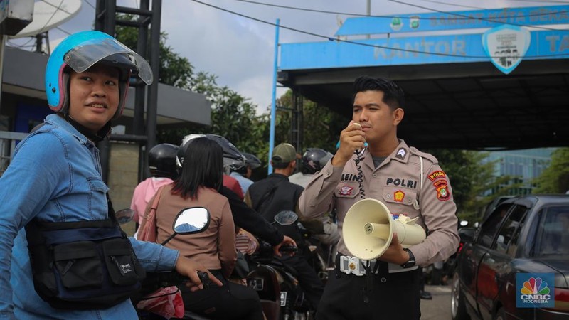Antrean mengular puluhan kendaraan untuk melakukan pengurusan pajak kendaraan di Samsat Kota Bekasi, Jl. Insinyur H. Juanda, Bekasi, Jawa Barat, Jumat (21/3/2025). (CNBC Indonesia/Tias Budiarto)