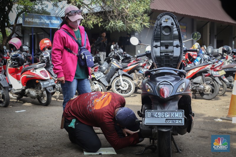Antrean mengular puluhan kendaraan untuk melakukan pengurusan pajak kendaraan di Samsat Kota Bekasi, Jl. Insinyur H. Juanda, Bekasi, Jawa Barat, Jumat (21/3/2025). Antrean mengular puluhan kendaraan untuk melakukan pengurusan pajak kendaraan di Samsat Kota Bekasi, Jl. Insinyur H. Juanda, Bekasi, Jawa Barat, Jumat (21/3/2025). (CNBC Indonesia/Tias Budiarto)