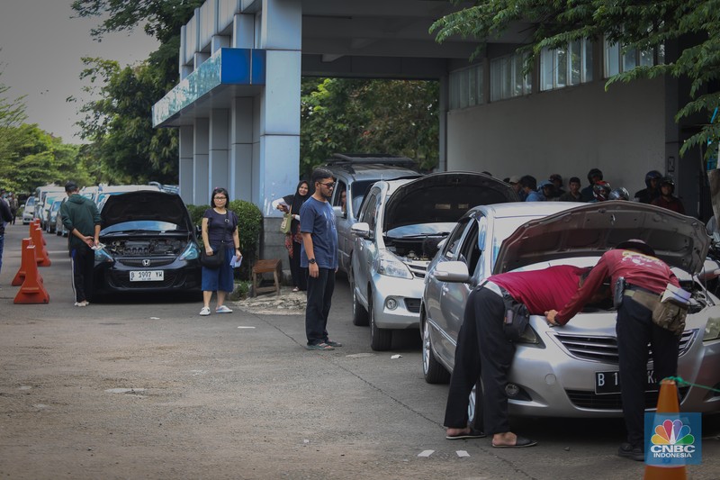Antrean mengular puluhan kendaraan untuk melakukan pengurusan pajak kendaraan di Samsat Kota Bekasi, Jl. Insinyur H. Juanda, Bekasi, Jawa Barat, Jumat (21/3/2025). Antrean mengular puluhan kendaraan untuk melakukan pengurusan pajak kendaraan di Samsat Kota Bekasi, Jl. Insinyur H. Juanda, Bekasi, Jawa Barat, Jumat (21/3/2025). (CNBC Indonesia/Tias Budiarto)