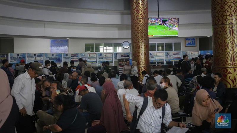 Antrean mengular puluhan kendaraan untuk melakukan pengurusan pajak kendaraan di Samsat Kota Bekasi, Jl. Insinyur H. Juanda, Bekasi, Jawa Barat, Jumat (21/3/2025). (CNBC Indonesia/Tias Budiarto)
