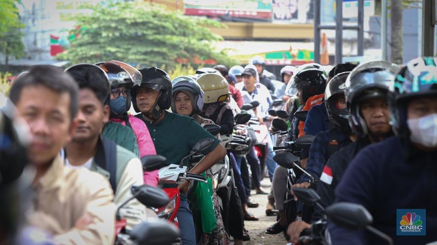 Antrean mengular puluhan kendaraan untuk melakukan pengurusan pajak kendaraan di Samsat Kota Bekasi, Jl. Insinyur H. Juanda, Bekasi, Jawa Barat, Jumat (21/3/2025). (CNBC Indonesia/Tias Budiarto)