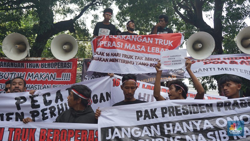 Asosiasi Pengusaha Truk Indonesia (Aptrindo) dan para sopir menggelar demonstrasi memprotes kebijakan pemerintah soal pembatasan truk melintas di tol selama mudik Lebaran 2025 di depan kantor Kementerian Perhubungan, Jakarta Pusat, Jumat, (21/3/2028). Asosiasi Pengusaha Truk Indonesia (Aptrindo) dan para sopir menggelar demonstrasi memprotes kebijakan pemerintah soal pembatasan truk melintas di tol selama mudik Lebaran 2025 di depan kantor Kementerian Perhubungan, Jakarta Pusat, Jumat, (21/3/2028). (CNBC Indonesia/Tias Budiarto)
