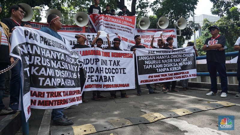 Asosiasi Pengusaha Truk Indonesia (Aptrindo) dan para sopir menggelar demonstrasi memprotes kebijakan pemerintah soal pembatasan truk melintas di tol selama mudik Lebaran 2025 di depan kantor Kementerian Perhubungan, Jakarta Pusat, Jumat, (21/3/2028). Asosiasi Pengusaha Truk Indonesia (Aptrindo) dan para sopir menggelar demonstrasi memprotes kebijakan pemerintah soal pembatasan truk melintas di tol selama mudik Lebaran 2025 di depan kantor Kementerian Perhubungan, Jakarta Pusat, Jumat, (21/3/2028). (CNBC Indonesia/Tias Budiarto)