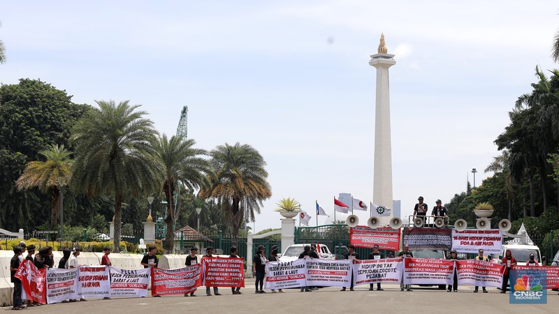 Asosiasi Pengusaha Truk Indonesia (Aptrindo) dan para sopir menggelar demonstrasi memprotes kebijakan pemerintah soal pembatasan truk melintas di tol selama mudik Lebaran 2025 di depan kantor Kementerian Perhubungan, Jakarta Pusat, Jumat, (21/3/2028). Asosiasi Pengusaha Truk Indonesia (Aptrindo) dan para sopir menggelar demonstrasi memprotes kebijakan pemerintah soal pembatasan truk melintas di tol selama mudik Lebaran 2025 di depan kantor Kementerian Perhubungan, Jakarta Pusat, Jumat, (21/3/2028). (CNBC Indonesia/Tias Budiarto)