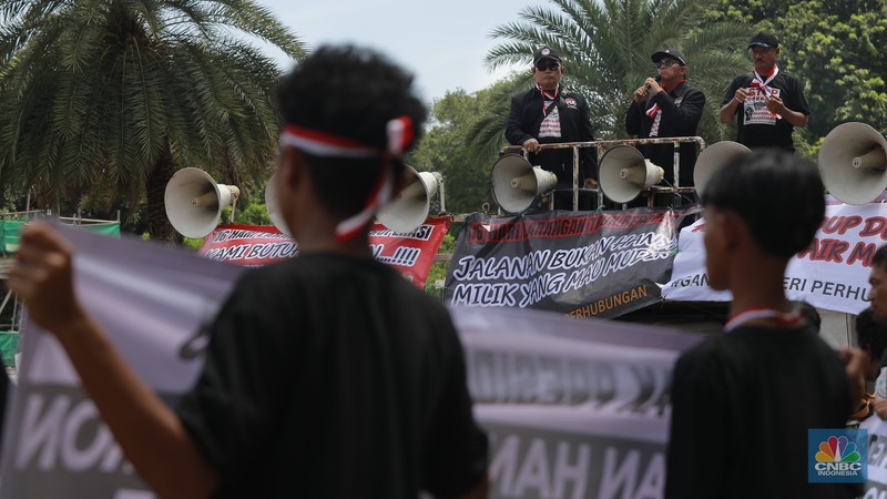 Asosiasi Pengusaha Truk Indonesia (Aptrindo) dan para sopir menggelar demonstrasi memprotes kebijakan pemerintah soal pembatasan truk melintas di tol selama mudik Lebaran 2025 di depan kantor Kementerian Perhubungan, Jakarta Pusat, Jumat, (21/3/2028). Asosiasi Pengusaha Truk Indonesia (Aptrindo) dan para sopir menggelar demonstrasi memprotes kebijakan pemerintah soal pembatasan truk melintas di tol selama mudik Lebaran 2025 di depan kantor Kementerian Perhubungan, Jakarta Pusat, Jumat, (21/3/2028). (CNBC Indonesia/Tias Budiarto)
