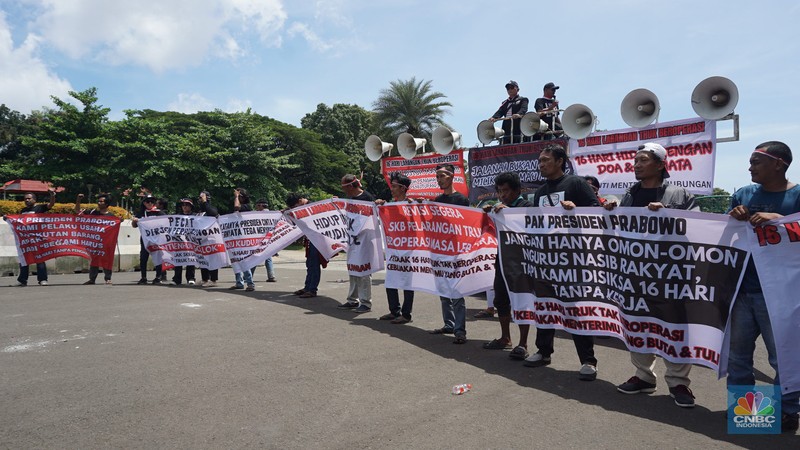 Asosiasi Pengusaha Truk Indonesia (Aptrindo) dan para sopir menggelar demonstrasi memprotes kebijakan pemerintah soal pembatasan truk melintas di tol selama mudik Lebaran 2025 di depan kantor Kementerian Perhubungan, Jakarta Pusat, Jumat, (21/3/2028). Asosiasi Pengusaha Truk Indonesia (Aptrindo) dan para sopir menggelar demonstrasi memprotes kebijakan pemerintah soal pembatasan truk melintas di tol selama mudik Lebaran 2025 di depan kantor Kementerian Perhubungan, Jakarta Pusat, Jumat, (21/3/2028). (CNBC Indonesia/Tias Budiarto)