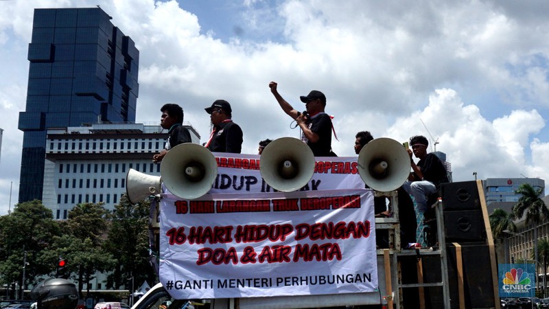 Asosiasi Pengusaha Truk Indonesia (Aptrindo) dan para sopir menggelar demonstrasi memprotes kebijakan pemerintah soal pembatasan truk melintas di tol selama mudik Lebaran 2025 di depan kantor Kementerian Perhubungan, Jakarta Pusat, Jumat, (21/3/2028). Asosiasi Pengusaha Truk Indonesia (Aptrindo) dan para sopir menggelar demonstrasi memprotes kebijakan pemerintah soal pembatasan truk melintas di tol selama mudik Lebaran 2025 di depan kantor Kementerian Perhubungan, Jakarta Pusat, Jumat, (21/3/2028). (CNBC Indonesia/Tias Budiarto)