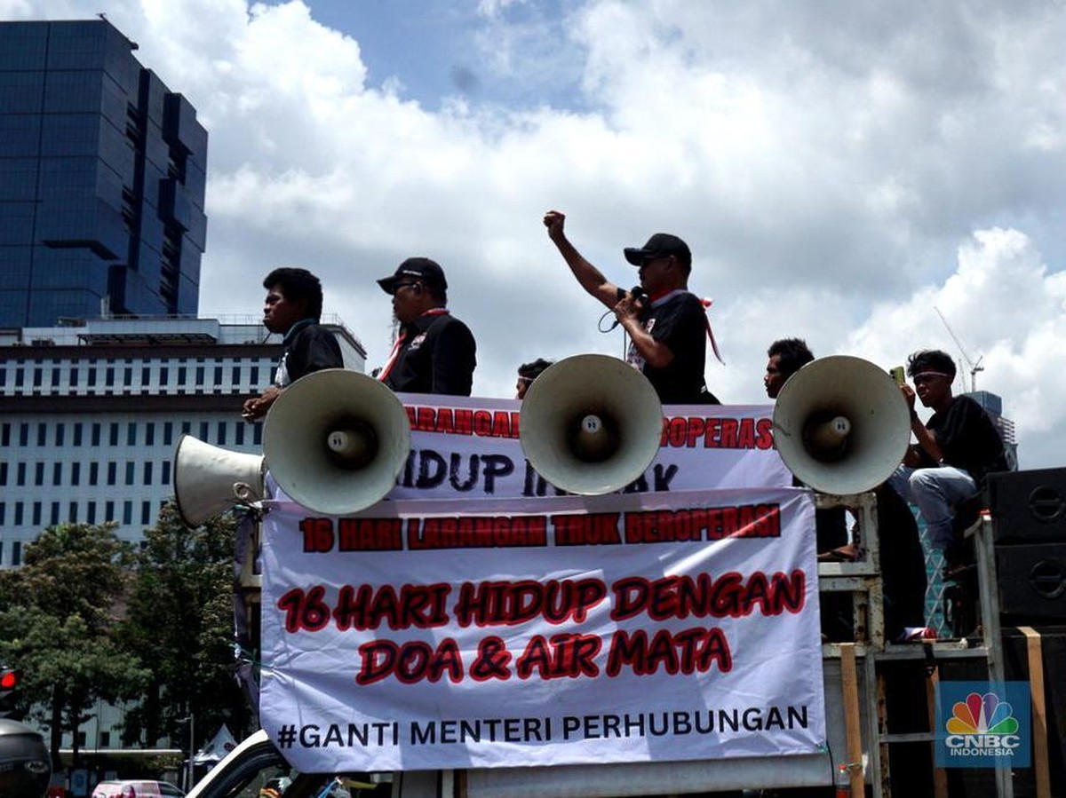 Demonstrasi Sopir Truk Tolak Larangan Operasi Tol Selama Mudik 2025