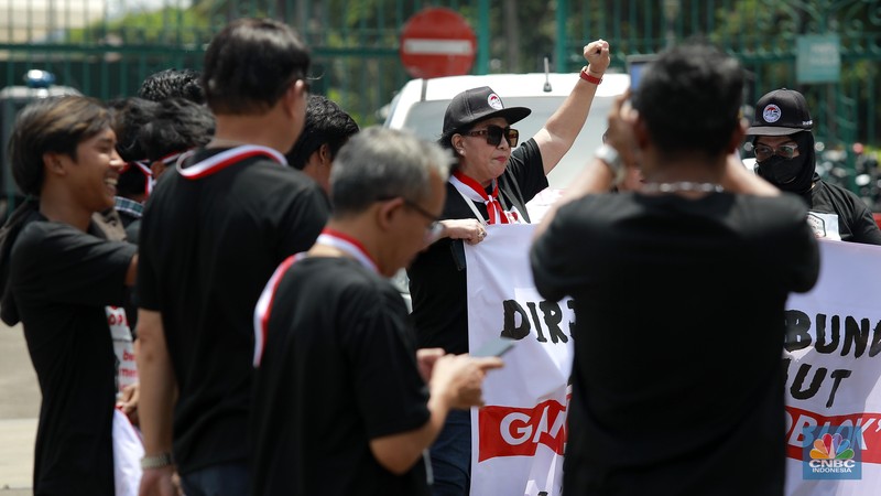 Asosiasi Pengusaha Truk Indonesia (Aptrindo) dan para sopir menggelar demonstrasi memprotes kebijakan pemerintah soal pembatasan truk melintas di tol selama mudik Lebaran 2025 di depan kantor Kementerian Perhubungan, Jakarta Pusat, Jumat, (21/3/2028). Asosiasi Pengusaha Truk Indonesia (Aptrindo) dan para sopir menggelar demonstrasi memprotes kebijakan pemerintah soal pembatasan truk melintas di tol selama mudik Lebaran 2025 di depan kantor Kementerian Perhubungan, Jakarta Pusat, Jumat, (21/3/2028). (CNBC Indonesia/Tias Budiarto)