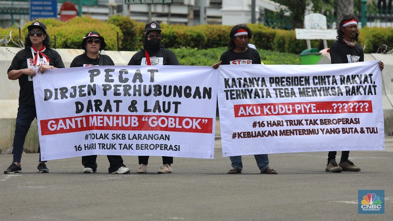 Asosiasi Pengusaha Truk Indonesia (Aptrindo) dan para sopir menggelar demonstrasi memprotes kebijakan pemerintah soal pembatasan truk melintas di tol selama mudik Lebaran 2025 di depan kantor Kementerian Perhubungan, Jakarta Pusat, Jumat, (21/3/2028). Asosiasi Pengusaha Truk Indonesia (Aptrindo) dan para sopir menggelar demonstrasi memprotes kebijakan pemerintah soal pembatasan truk melintas di tol selama mudik Lebaran 2025 di depan kantor Kementerian Perhubungan, Jakarta Pusat, Jumat, (21/3/2028). (CNBC Indonesia/Tias Budiarto)