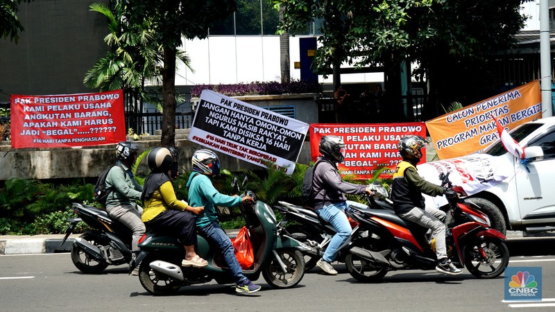 Asosiasi Pengusaha Truk Indonesia (Aptrindo) dan para sopir menggelar demonstrasi memprotes kebijakan pemerintah soal pembatasan truk melintas di tol selama mudik Lebaran 2025 di depan kantor Kementerian Perhubungan, Jakarta Pusat, Jumat, (21/3/2028). Asosiasi Pengusaha Truk Indonesia (Aptrindo) dan para sopir menggelar demonstrasi memprotes kebijakan pemerintah soal pembatasan truk melintas di tol selama mudik Lebaran 2025 di depan kantor Kementerian Perhubungan, Jakarta Pusat, Jumat, (21/3/2028). (CNBC Indonesia/Tias Budiarto)