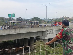 Detik-detik Bus PO Haryanto Dilalap Api Usai Pecah Ban di Tol Semarang