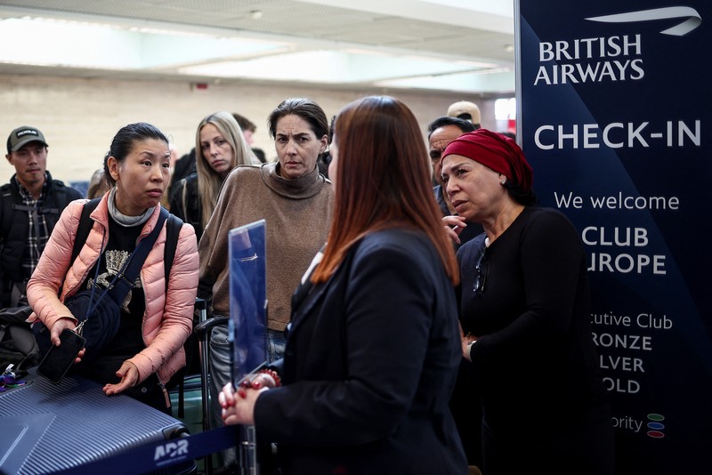 Jalan tampak kosong di luar Terminal 5 di Bandara Internasional Heathrow setelah kebakaran di gardu listrik di dekatnya memutus aliran listrik di bandara, dekat London, Inggris, 21 Maret 2025. Jalan tampak kosong di luar Terminal 5 di Bandara Internasional Heathrow setelah kebakaran di gardu listrik di dekatnya memutus aliran listrik di bandara, dekat London, Inggris, 21 Maret 2025. (REUTERS/Carlos Jasso)