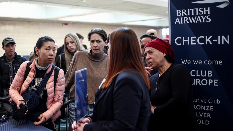 Jalan tampak kosong di luar Terminal 5 di Bandara Internasional Heathrow setelah kebakaran di gardu listrik di dekatnya memutus aliran listrik di bandara, dekat London, Inggris, 21 Maret 2025. (REUTERS/Carlos Jasso)