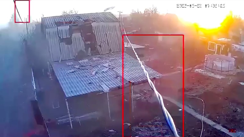 Asap mengepul dari pangkalan udara Engels, selama konflik Rusia-Ukraina, di Engels, Wilayah Saratov, Rusia, Kamis (20/3/2025). (SOCIAL MEDIA/via REUTERS)