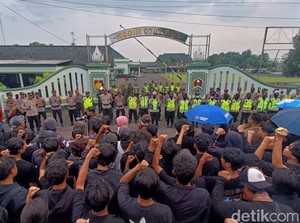 Aliansi Mahasiswa Demo Tolak UU TNI di Depan Kodim Banyumas