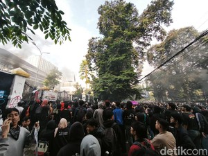 Video Massa Tolak UU TNI Kembali Geruduk Gedung DPRD Jabar