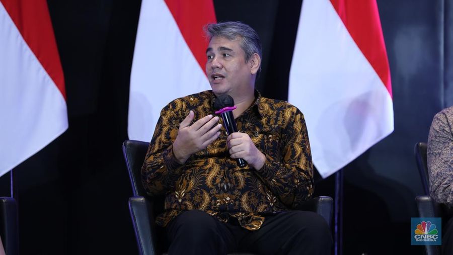 Direktur Utama STAR AM & Ketua AMII, Hanif Mantiq menyampaikan pemapraran dalam acara Capital Market Forum 2025 di Gedung Bursa Efek Indonesia (BEI), Jakarta, Jumat (21/3/2025). (CNBC Indonesia/Tri Susilo)