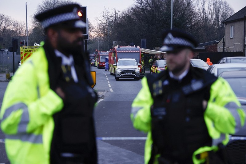 kebakaran yang terjadi di gardu listrik di lingkungan sekitar yang memasok listrik ke Bandara Heathrow di Hayes, London barat. Bandara Heathrow di Inggris, yang merupakan bandara tersibuk di Eropa, ditutup lebih awal pada Jumat (21/3/2025). (Handout / AFP)