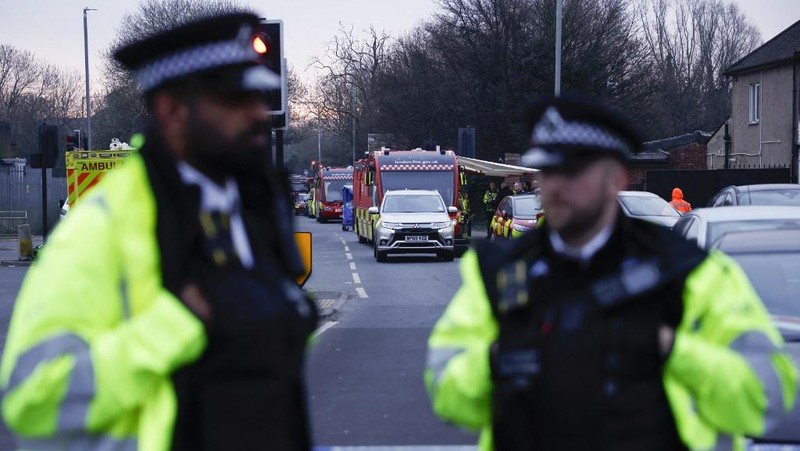 kebakaran yang terjadi di gardu listrik di lingkungan sekitar yang memasok listrik ke Bandara Heathrow di Hayes, London barat. Bandara Heathrow di Inggris, yang merupakan bandara tersibuk di Eropa, ditutup lebih awal pada Jumat (21/3/2025). (Handout / AFP)