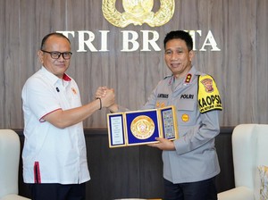 Irjen Akhmad Wiyagus Diganjar Penghargaan Tokoh Olahraga Jabar oleh KONI