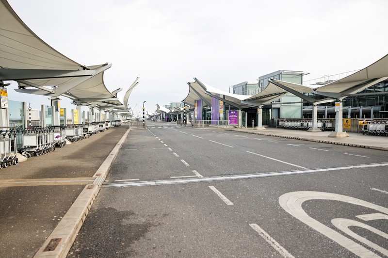 Jalan tampak kosong di luar Terminal 5 di Bandara Internasional Heathrow setelah kebakaran di gardu listrik di dekatnya memutus aliran listrik di bandara, dekat London, Inggris, 21 Maret 2025. (REUTERS/Carlos Jasso)