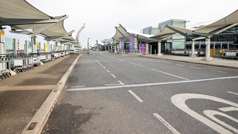 Jalan tampak kosong di luar Terminal 5 di Bandara Internasional Heathrow setelah kebakaran di gardu listrik di dekatnya memutus aliran listrik di bandara, dekat London, Inggris, 21 Maret 2025. (REUTERS/Carlos Jasso)