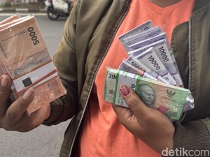 Jasa Tukar Uang Baru Menjamur di Pinggir Jalan Surabaya Jelang Lebaran