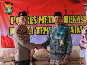 Gerakan Peduli Tempat Ibadah, Polisi Beri Bantuan Semen Bangun Masjid di Bekasi