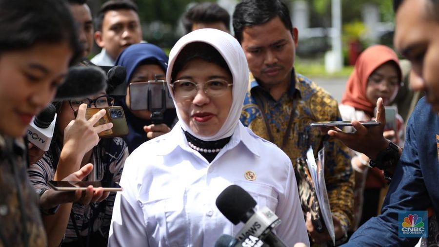 Kepala Badan Pusat Statistik (BPS), Amalia Adininggar Widyasanti tiba di Istana Negara, Jakarta, Jumat (21/3/2025). (CNBC Indonesia/Tri Susilo)