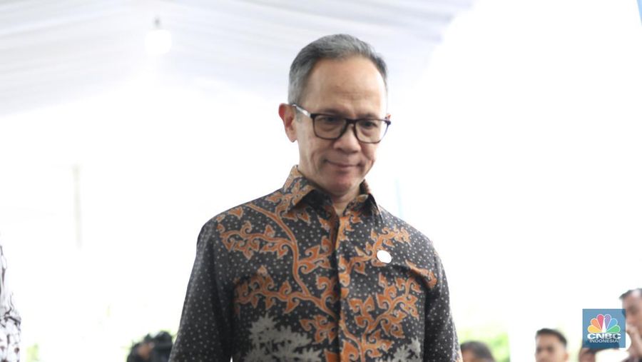Ketua Dewan Komisioner Otoritas Jasa Keuangan (OJK), Mahendra Siregar di Istana Negara, Jakarta,Jumat (21/3/2025). (CNBC Indonesia/Tri Susilo)
