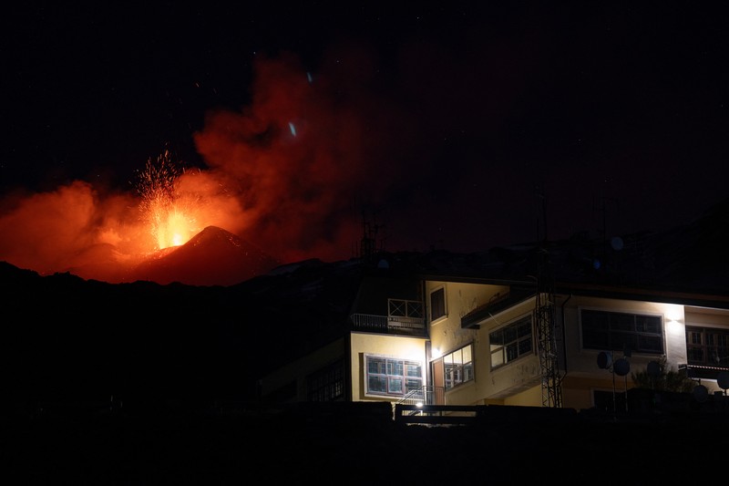 Lahar membumbung dari Gunung Etna di Italia, Kamis (20/3/2025). (REUTERS/Etna Walk) Lahar membumbung dari Gunung Etna di Italia, Kamis (20/3/2025). (REUTERS/Etna Walk)