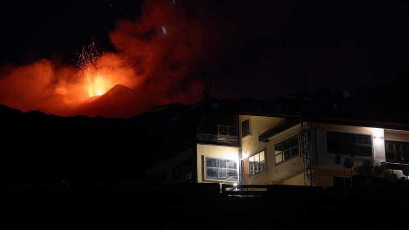Lahar membumbung dari Gunung Etna di Italia, Kamis (20/3/2025). (REUTERS/Etna Walk)