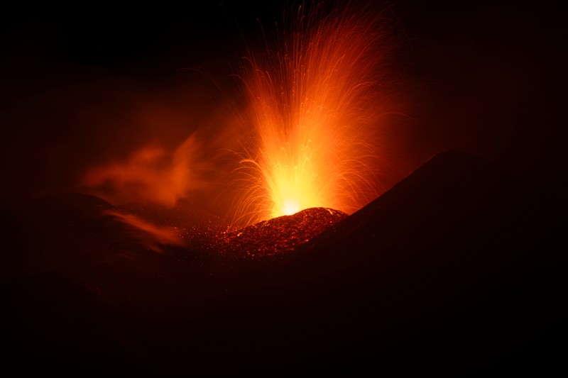 Lahar membumbung dari Gunung Etna di Italia, Kamis (20/3/2025). (REUTERS/Etna Walk) Lahar membumbung dari Gunung Etna di Italia, Kamis (20/3/2025). (REUTERS/Etna Walk)