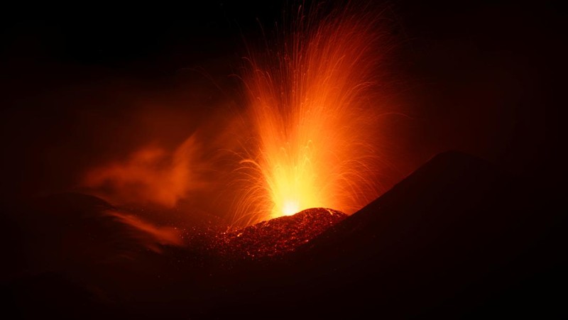 Lahar membumbung dari Gunung Etna di Italia, Kamis (20/3/2025). (REUTERS/Etna Walk)