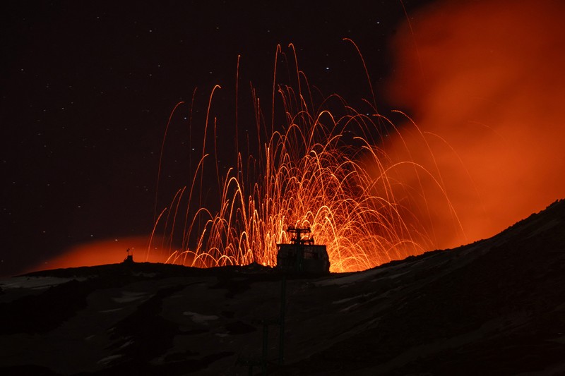Lahar membumbung dari Gunung Etna di Italia, Kamis (20/3/2025). (REUTERS/Etna Walk) Lahar membumbung dari Gunung Etna di Italia, Kamis (20/3/2025). (REUTERS/Etna Walk)