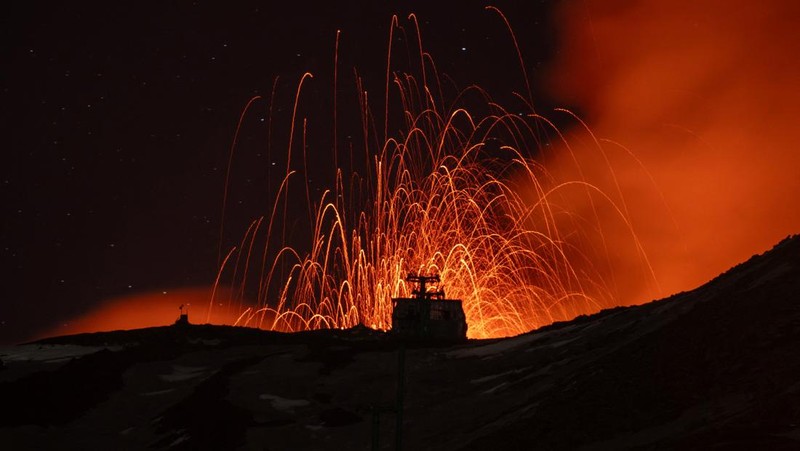 Lahar membumbung dari Gunung Etna di Italia, Kamis (20/3/2025). (REUTERS/Etna Walk)