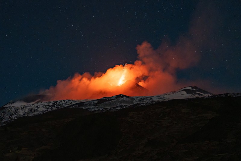 Lahar membumbung dari Gunung Etna di Italia, Kamis (20/3/2025). (REUTERS/Etna Walk) Lahar membumbung dari Gunung Etna di Italia, Kamis (20/3/2025). (REUTERS/Etna Walk)