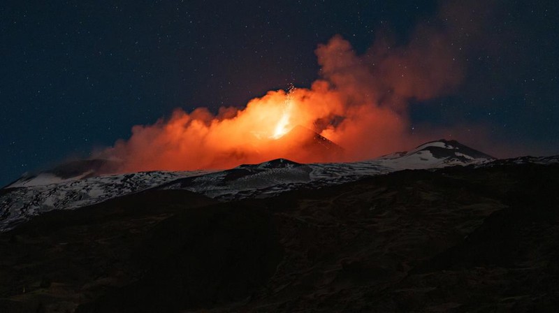 Lahar membumbung dari Gunung Etna di Italia, Kamis (20/3/2025). (REUTERS/Etna Walk)