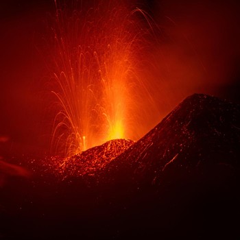 Detik-Detik Gunung Berapi Paling Aktif di Eropa Meletus