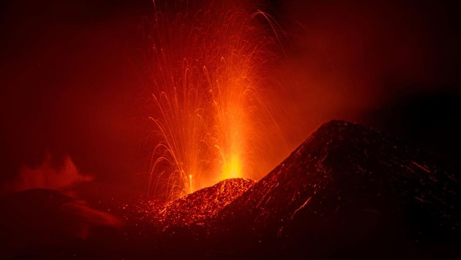 Lahar membumbung dari Gunung Etna di Italia, Kamis (20/3/2025). (REUTERS/Etna Walk)