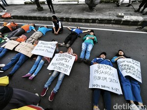 Massa Buruh Gelar Aksi Tidur di Jalan Depan Rumah Bos Sritex, Ini Tuntutannya
