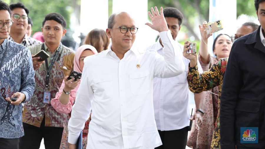 Menteri Investasi/Kepala BKPM, Rosan Roeslani di Istana Negara, Jakarta, Jumat (21/3/2025). (CNBC Indonesia/Tri Susilo)