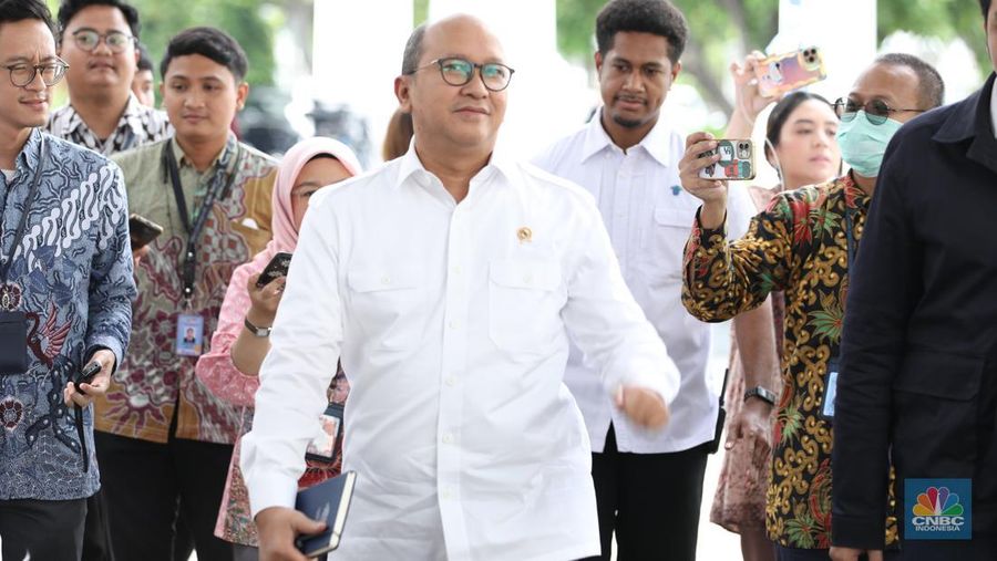 Menteri Investasi/Kepala BKPM, Rosan Roeslani di Istana Negara, Jakarta, Jumat (21/3/2025). (CNBC Indonesia/Tri Susilo)