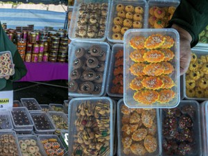 Murah! Wanita Ini Jual Kue Lebaran Hanya Rp 22 Ribu per Stoples