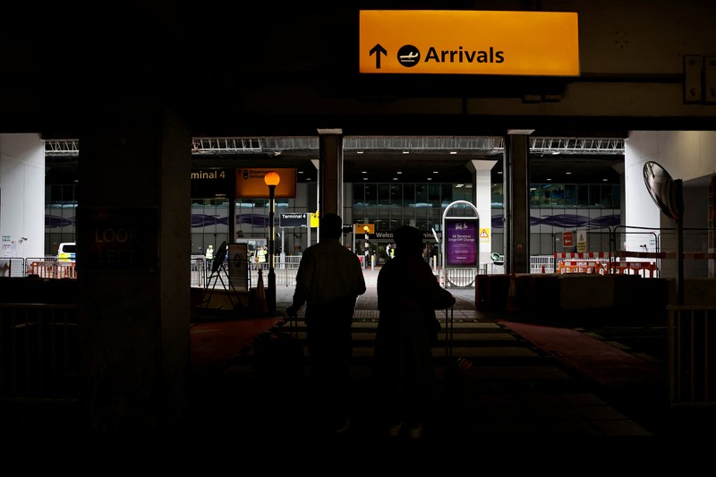 Jalan tampak kosong di luar Terminal 5 di Bandara Internasional Heathrow setelah kebakaran di gardu listrik di dekatnya memutus aliran listrik di bandara, dekat London, Inggris, 21 Maret 2025. Jalan tampak kosong di luar Terminal 5 di Bandara Internasional Heathrow setelah kebakaran di gardu listrik di dekatnya memutus aliran listrik di bandara, dekat London, Inggris, 21 Maret 2025. (REUTERS/Carlos Jasso)